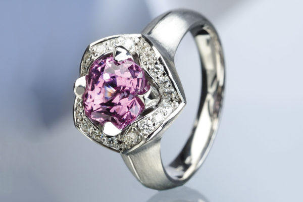 Dámský prsten z bílého zlata s růžovým safírem a diamanty. Foto: www.esterstyl.cz