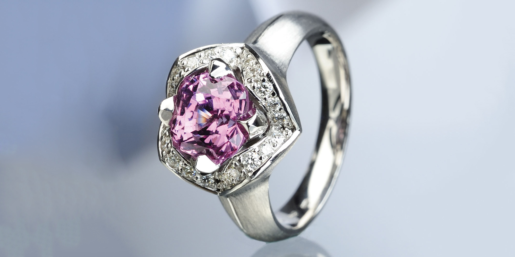 Dámský prsten z bílého zlata s růžovým safírem a diamanty.