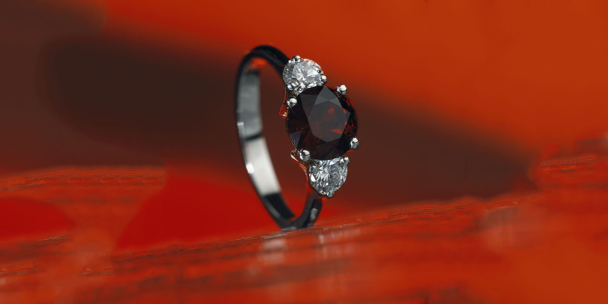 Prsten z bílého zlata s českým granátem a diamanty.