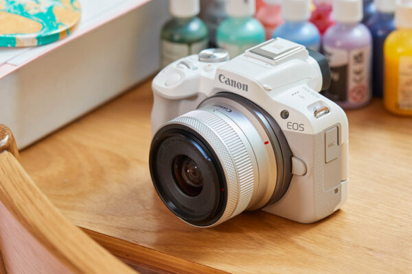 Canon R50 je skvělý foťák za rozumnou cenu...