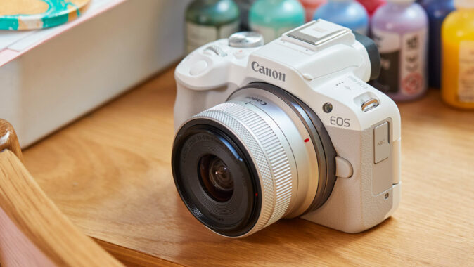 Canon R50 je skvělý foťák za rozumnou cenu...