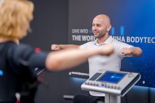 Cvičební metoda EMS funguje na principu slabých elektrických impulzů. Foto: www.bodyexpres.cz