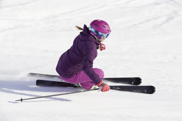 Stylová a zároveň bezpečně vybavená lyžařka. Foto: Ski a Bike Centrum Radotín