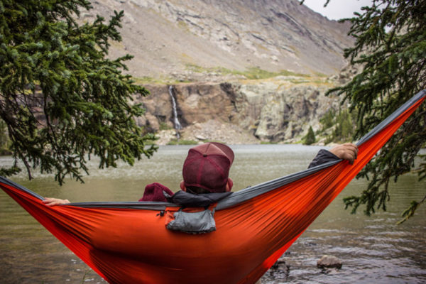 Hamaka má své využití při toulkách přírodou, nebo i na zahradě. Foto: www.4camping.cz