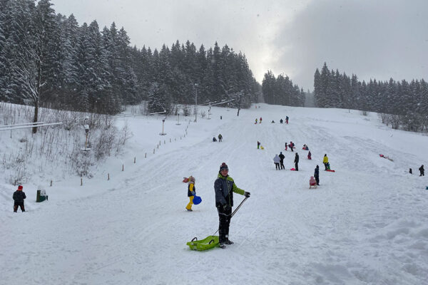 Na sjezdovce Razula se mohou vyřádit návštěvníci na sáňkách a bobech. Foto: www.valachy.cz